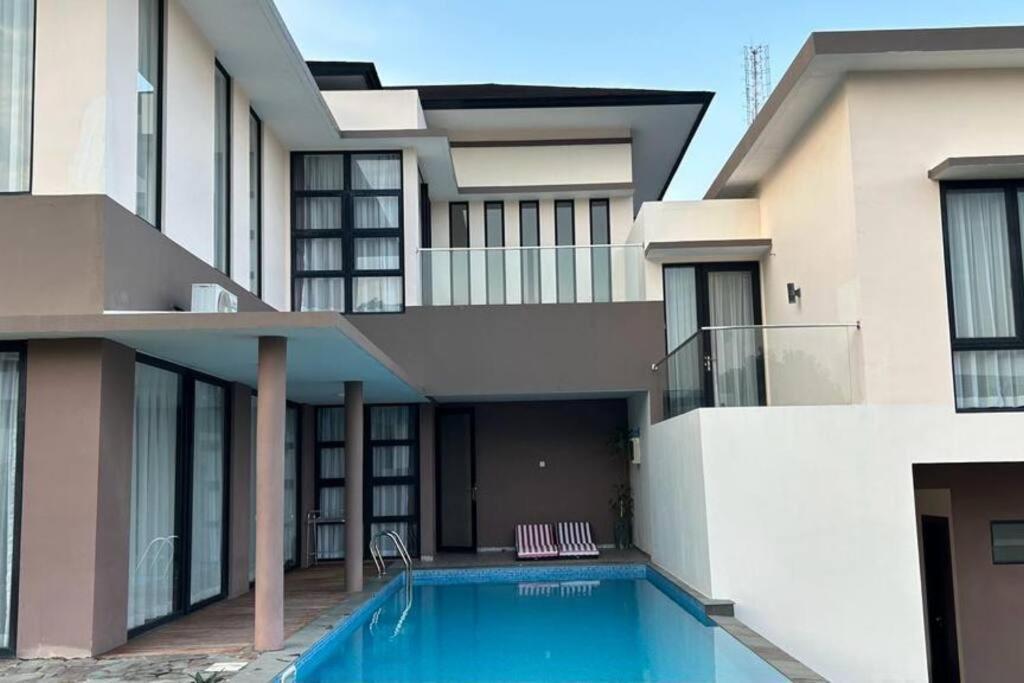 4br Private With Pool In The Heart Of
